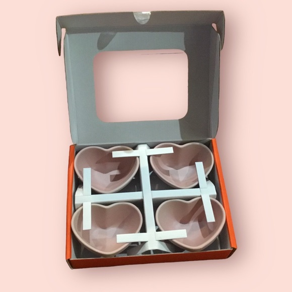 Le Creuset Stoneware Mini Heart Bowls Set of 4 (Sugar Pink) - Picture 3 of 4